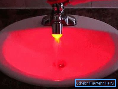 Luminează într-o chiuvetă mică. Luminează într-o chiuvetă mică.