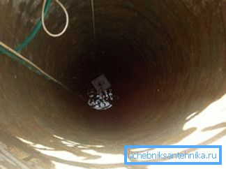 Pompa submersibilă este instalată direct în puț. Pompa submersibilă este instalată direct în puț.
