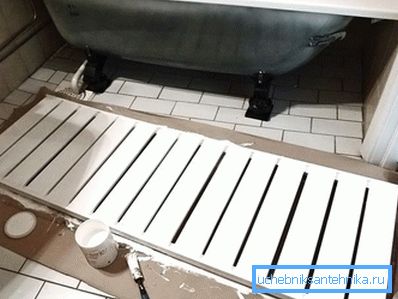 Pictează un ecran fix din lemn sub baie Pictează un ecran fix din lemn sub baie