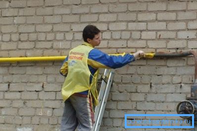 Pictura țevii de gaz în galben Pictura țevii de gaz în galben