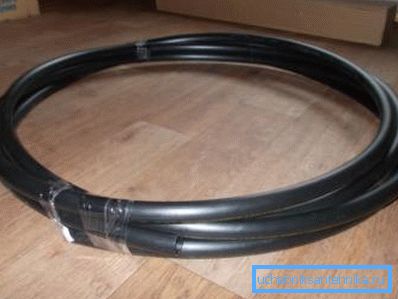 Țeava de polietilenă pentru conectarea la pompă.
