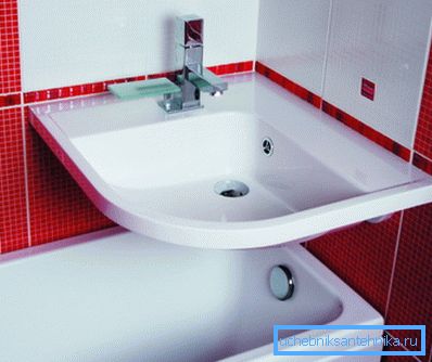 Chiuveta de dimensiuni mari deasupra băii într-o baie mică