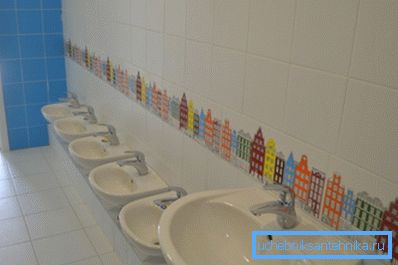Chiuveta de dimensiuni mari și chiuvetele pentru copii în grădiniță.