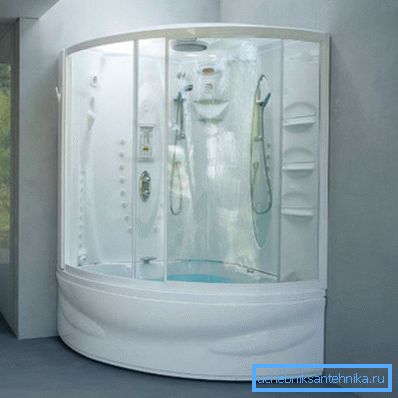 Cabină de duș complet închisă situată în zona de living