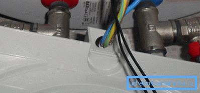 După instalare, nu trebuie să existe fire neizolate sau suspendate.