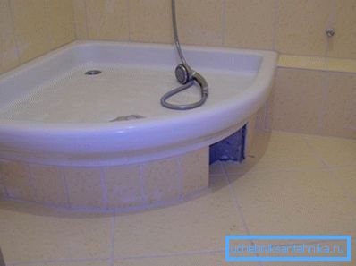 După căptușeală, nișa poate fi închisă cu o trapă decorativă După căptușeală, nișa poate fi închisă cu o trapă decorativă