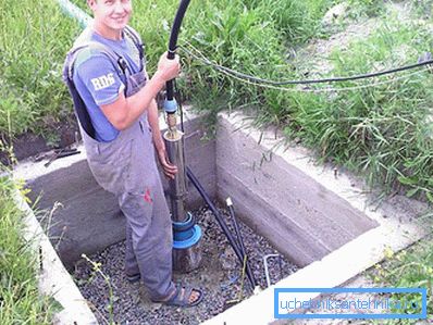 După curățarea puțului, pompa revine la locul său. După curățarea puțului, pompa revine la locul său.