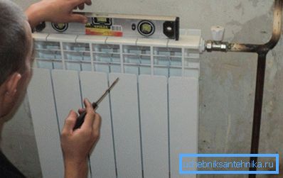 După instalare, bateria trebuie să aibă o panta ușoară spre conductă. După instalare, bateria trebuie să aibă o panta ușoară spre conductă.