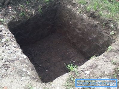 După săparea unei găuri, pereții săi trebuie întăriți cu plăci.