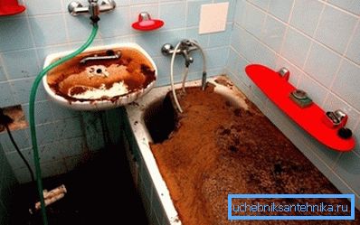 Consecințele unui blocaj la primul etaj al unui bloc de apartamente.