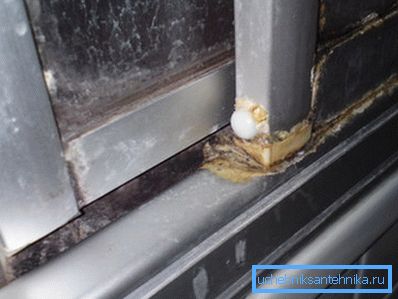 Pericolele de scurgere permanente provoacă coroziune și distrug elementele structurale. Pericolele de scurgere permanente provoacă coroziune și distrug elementele structurale.