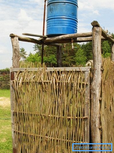 Toată lumea poate construi o cabină simplă din materiale uzate.
