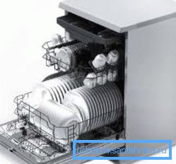 Mașina de spălat vase fără a fi conectată la rețeaua de alimentare cu apă din țară ar trebui să aibă un rezervor special de depozitare