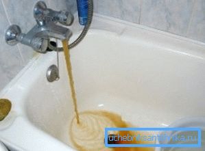 Conținutul crescut de fier poate fi uneori identificat prin culoarea rugină.