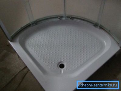 Este prezentat un colț de duș cu tavă acrilică de 80x80 mm. Este prezentat un colț de duș cu tavă acrilică de 80x80 mm.