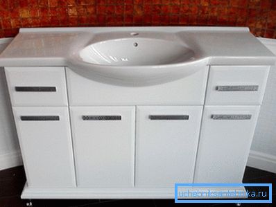 Prezentat pe modelul foto este bine adaptat pentru o baie spațioasă.