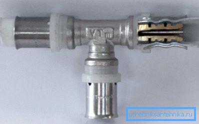 Aparataj de presare pentru un sistem de alimentare cu apa metalica.