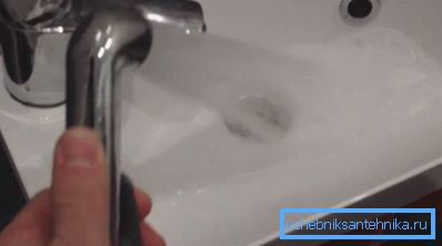 Când apăsați un buton de pe duș, supapele opresc fluxul de apă în gura