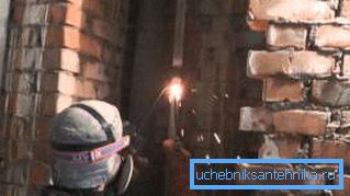 Când lucrați cu sudură cu gaz, asigurați-vă că folosiți echipament de protecție.