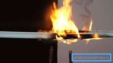 Când arde PVC, gazul toxic este eliberat.
