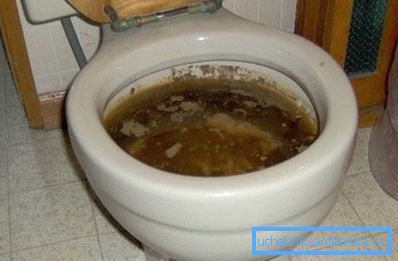 Când este înfundat, apa nu se lasă pentru castron pentru mult timp.