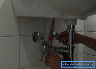 Dispozitivul este conectat la fel ca și robinetul obișnuit.