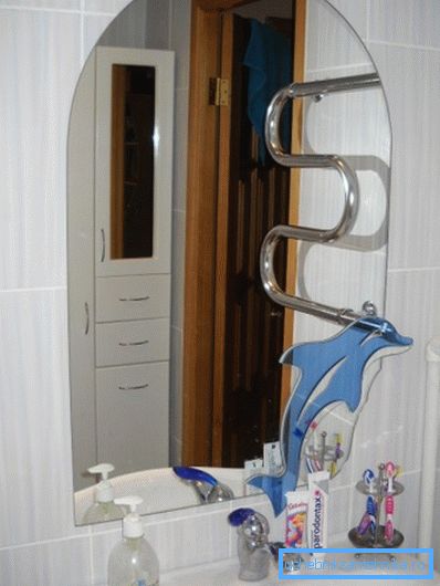 Tavă lipită cu inserție colorată.