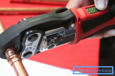 Utilizarea sculelor de mână pentru lucrul cu țevi de cupru
