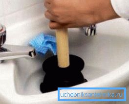 Utilizarea unui piston pentru a împinge un dop de noroi stagnat