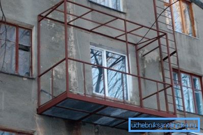 Exemplul este mai degrabă condiționat: în condiții reale, încărcările de încovoiere pe grinzi încearcă să compenseze alte elemente structurale, pe care le vedem în fotografie. Exemplul este mai degrabă condiționat: în condiții reale, încărcările de încovoiere pe grinzi încearcă să compenseze alte elemente structurale, pe care le vedem în fotografie.