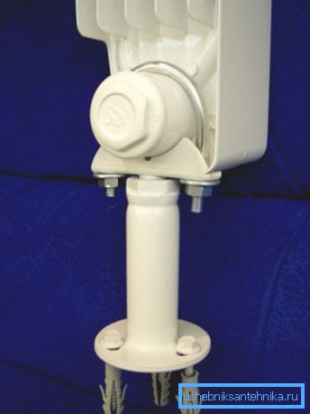 Un exemplu de elemente de fixare cu o curea metalică în formă de U