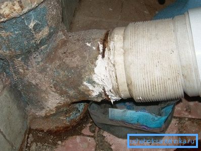Un exemplu de realizare a îmbinării ondulelor din plastic cu o priză din fontă
