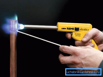 Un exemplu de modul de lipire aplicat pe conductele de cupru.