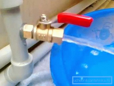 Un exemplu de îndepărtare a apei de la un radiator de încălzire Un exemplu de îndepărtare a apei de la un radiator de încălzire