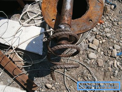 Dispozitiv pentru tragerea pompei din puț Dispozitiv pentru tragerea pompei din puț