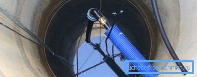 Găuri perforate pentru conducta din puț și conducta conectată.