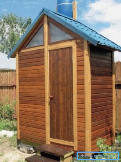 Problema alimentării cu apă este rezolvată prin instalarea unui butoi pe acoperișul cabinei.