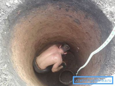 Procesul de a săpa un fântână fără o cămașă de beton.