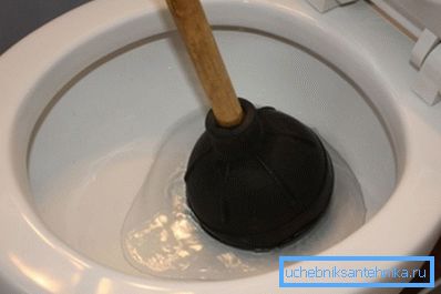Curățarea bolului toaletei cu un piston mecanic Curățarea bolului toaletei cu un piston mecanic