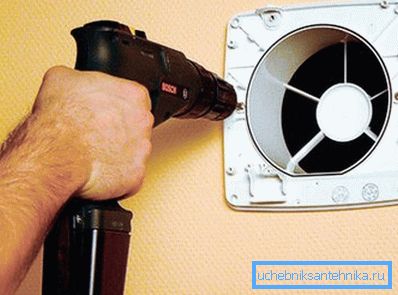 Curățarea ventilației în apartament este posibilă după demontarea grătarului și a ventilatorului