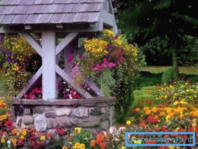O bază de piatră solidă, părți masive din lemn și un acoperiș șifonat - această decorare bine dă obiectului un farmec medieval O bază de piatră solidă, părți masive din lemn și un acoperiș șifonat - această decorare bine dă obiectului un farmec medieval