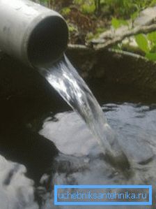 Continuați curățarea până când apa este clară și transparentă.