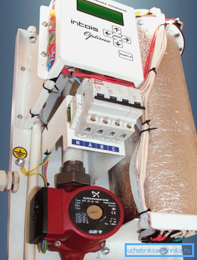 Producătorul a echipat boilerul electric cu o pompă