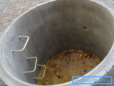 Producția de inele pentru puțuri merge mai departe și oferă o scară internă și o gaură pentru alimentarea conductei