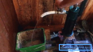 Pompăm peste apă până când apare un jet transparent.