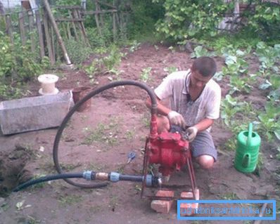 Pompare cu pompă de mână. Pompare cu pompă de mână.