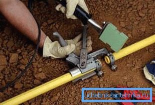 Instalarea de instalații sanitare exterioare din țevi din polipropilenă într-un teren Instalarea de instalații sanitare exterioare din țevi din polipropilenă într-un teren