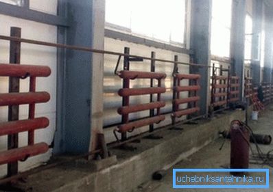 Încălzire industrială. Toate registrele sudate sunt utilizate ca dispozitive de încălzire.