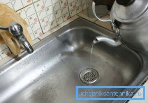 Clătiți țevile cu apă fierbinte Clătiți țevile cu apă fierbinte