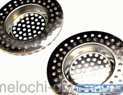 O plasă simplă în gaura de scurgere va împiedica pătrunderea resturilor de alimente în tuburi.